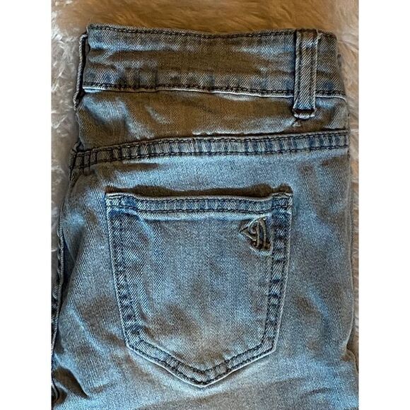 VIP SZ 1/2 Woman’s Jr Light Wash Factory Faded & Distressed Stylish Denim Jeans - Picture 9 of 9